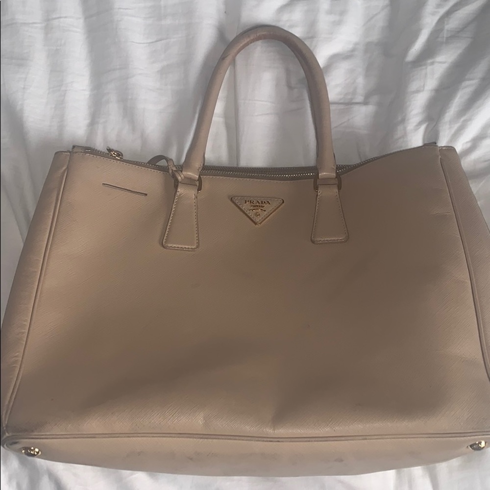 Prada hand bag, authentic.